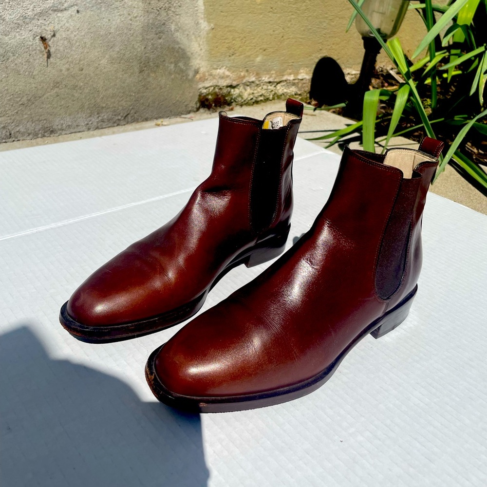 Bally Chelsea Boot. Smooth soft leather, no scuffs. Women’s size 8.